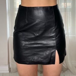 Black fake leather oak + fort mini skirt with slit